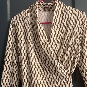 J. McLaughlin spandex/nylon wrap top. Crème/Brown. Super soft,like new condition